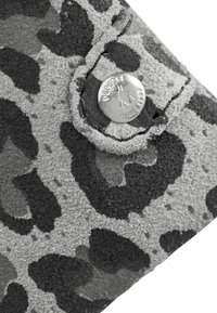 DEPECHE PURSE - Portemonnee -  grey leo print