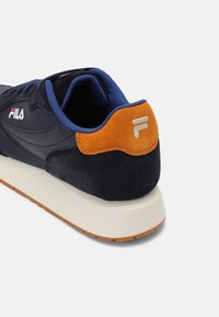 Fila RETROQUE - Sapatilhas - navy/russet orange
