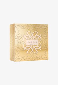 Caja de perfume dorada con un patrón floral en relieve, con una etiqueta rosa que dice "ELIE SAAB LE PARFUM". Textura suave, forma rectangular moderna.