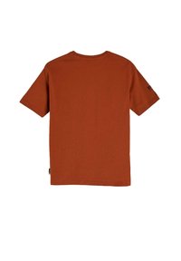 Koszulka bawełniana w kolorze rdzy z krótkimi rękawami, okrągłym dekoltem i prostym krojem. Posiada logo na jednym rękawie oraz metkę na dolnej stronie.