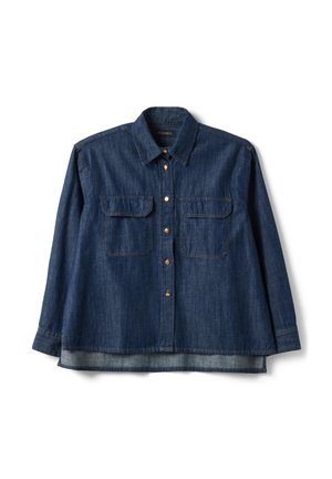 Donkerblauw denim overhemd met lange mouwen, kraag, drukknoopsluiting aan de voorkant en twee klepzakken op de borst, plat neergelegd tegen een witte achtergrond.
