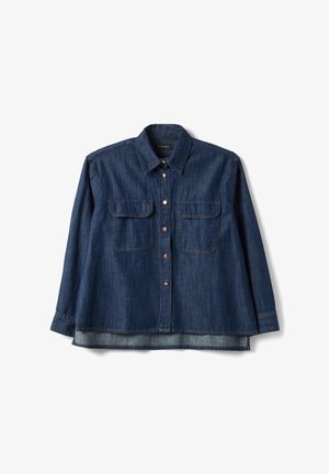 Camicia in denim blu scuro a maniche lunghe con colletto, bottoni a pressione frontali e due tasche con aletta sul petto, stesa su uno sfondo bianco.