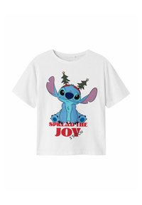 Baltas trumpas rankovėmis marškinėliai, dekoruoti mėlynu animaciniu personažu su Kalėdų eglutės akcentais ir užrašu „Išplėsk džiaugsmą Stitch“ raudona ir žalia spalvomis.