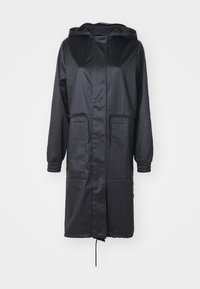 Schwarzer wasserdichter langer Mantel mit Kapuze, gerafften Bündchen und zwei Vorderentaschen. Leicht strukturierter Stoff mit gerader Silhouette.