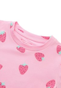 Rosa Kurzarmhemd mit Erdbeer-Print in Dunkelrosa und grünen Akzenten. Weiches Baumwollmaterial mit rundem Halsausschnitt.