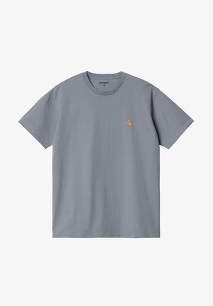 Grijze T-shirt met korte mouwen en ronde hals, met een klein geel logo op de linkerborst, maat medium, simpel ontwerp.