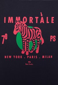 Zèbre stylisée rose avec fond cercle vert, texte indiquant "IMMORTALE," "7° PS," et noms des villes New York, Paris, Milan sur tissu foncé.