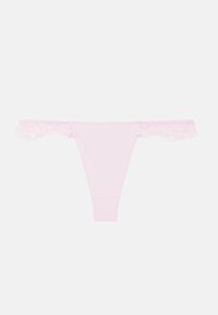 Ροζ εσώρουχο στρινγκ με δαντέλα στη μέση, απλωμένο επίπεδα σε λευκό φόντο.