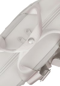 Világosszürke, hengeralakú táska, texturált felülettel, cipzáros záródással és szövetfogantyúkkal. Fém snap gombbal és állítható pánttal rendelkezik.