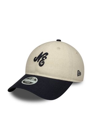 Beżowa i czarna regulowana czapka New Era 9TWENTY z czarnym haftowanym logo "NE" z przodu oraz logo flagi New Era po boku.