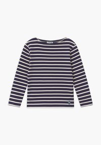 Koszula z długim rękawem w granatowe i białe paski, z okrągłym dekoltem i małą naszywką z logo na dolnym lewym rogu. Wykonana z miękkiej bawełny.