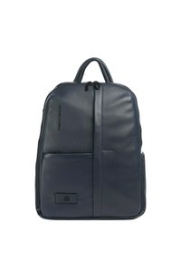 Zaino in pelle navy con doppie maniglie superiori, una tasca frontale con zip e un design elegante. Presenta una superficie testurizzata e un discreto dettaglio di branding.