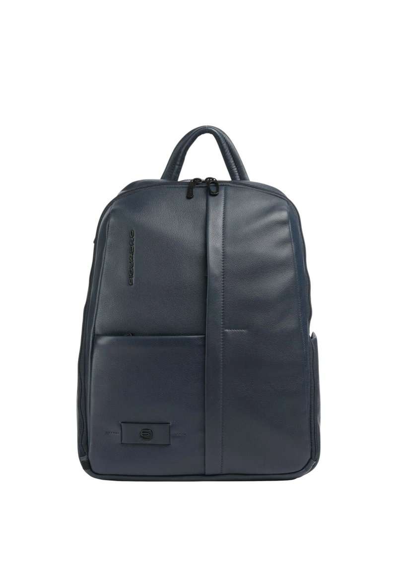 Zaino in pelle navy con doppie maniglie superiori, una tasca frontale con zip e un design elegante. Presenta una superficie testurizzata e un discreto dettaglio di branding.