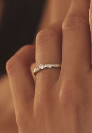 Isabel Bernard Ring - weißgoldfarben