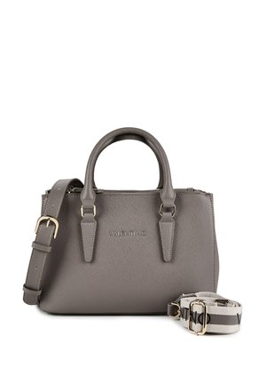 Graue Valentino-Handtasche mit zwei oberen Griffen, einem abnehmbaren verstellbaren Schultergurt mit Markenlogo und einer Lederstruktur-Oberfläche.
