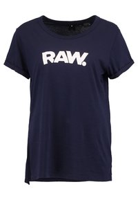 Námořnická modrá bavlněná tričko s krátkými rukávy a ohrnutými manžetami. Na hrudi je bíle vytištěn text "RAW." Detail bočního rozparku.