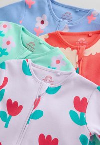 Négy színes babaruházat egymásra rakva, mindegyiken virágminták és elöl cipzárok, pasztellkék, zöld, korall és levendula árnyalatokban.