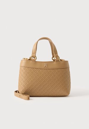 Sac à main couleur camel avec deux courtes poignées, une bandoulière amovible, un motif géométrique embossé, ainsi qu’un logo et des éléments métalliques dorés.