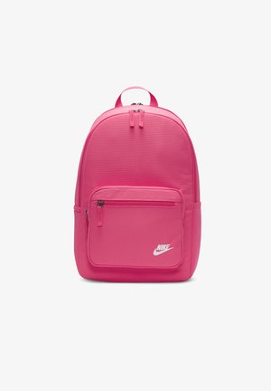 Rosa Rucksack aus strukturiertem Stoff, mit großem Hauptfach, vorderer Reißverschlusstasche und dem weißen Nike-Logo auf der Vorderseite.