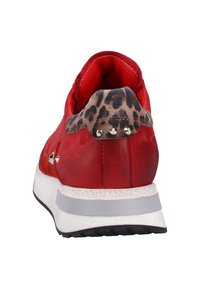 Basket en cuir rouge avec un talon texturé à imprimé léopard et des clous argentés. Semelle intercalaire blanche et semelle extérieure en caoutchouc noir. Surface globalement lisse.