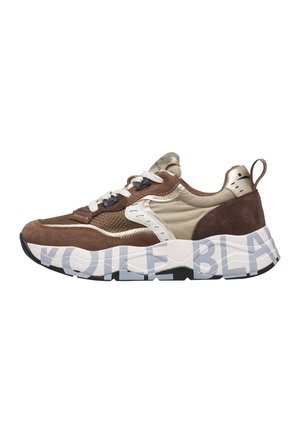 Brauner und beiger Sneaker mit weißen Schnürsenkeln, strukturiertem Stoff, Wildleder-Akzenten und einer klobigen weißen Sohle mit teilweise sichtbarem großen Text.