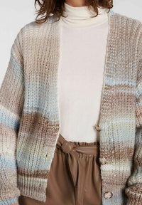 Sweter kardigan z pastelowymi paskami w odcieniach beżu, niebieskiego i brązowego; strukturalna tkanina o luźnym kroju i trzy drewniane guziki z przodu.