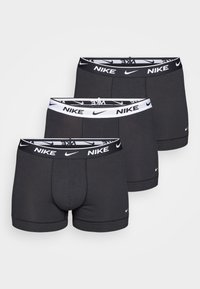 Schwarze Baumwoll-Boxershorts mit einem weißen und schwarzen elastischen Bund, der das Nike-Logo trägt. Drei Paar werden mit einer glatten Textur präsentiert.