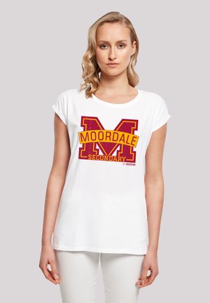 Weißes Baumwoll-T-Shirt mit kurzen aufgerollten Ärmeln und einem roten und gelben Grafikdesign: "MOORDALE SECONDARY" und einem "M"-Logo.
