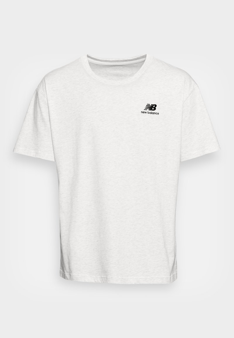 T-shirt in cotone bianco con collo tondo, maniche corte e un logo nero "new balance" nella parte superiore sinistra del petto.