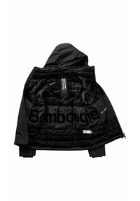 Giacca a vento nera con cappuccio, caratterizzata da un'esterno lucido e un interno trapuntato. Grande logo "Bamboogie" stampato all'interno, chiusura con zip e etichetta in tessuto.
