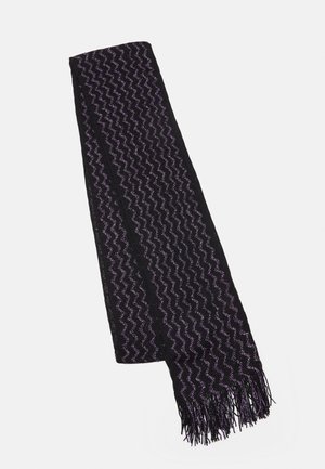 Czarny szalik z fioletowym wzorem w zygzaki i frędzlami na końcach, złożony wzdłuż na białym tle.