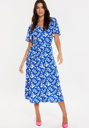 Blaues, blumiges Wickelkleid mit kurzen Ärmeln, das über einen V-Ausschnitt und einen Taillengürtel verfügt. Das Design beinhaltet weiße Blattmuster und eine fließende Silhouette.