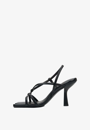 Zwarte sandalen met hoge hak, gemaakt van glad leer, voorzien van dunne gekruiste bandjes en een vierkante neus, met een stevige blokhak.