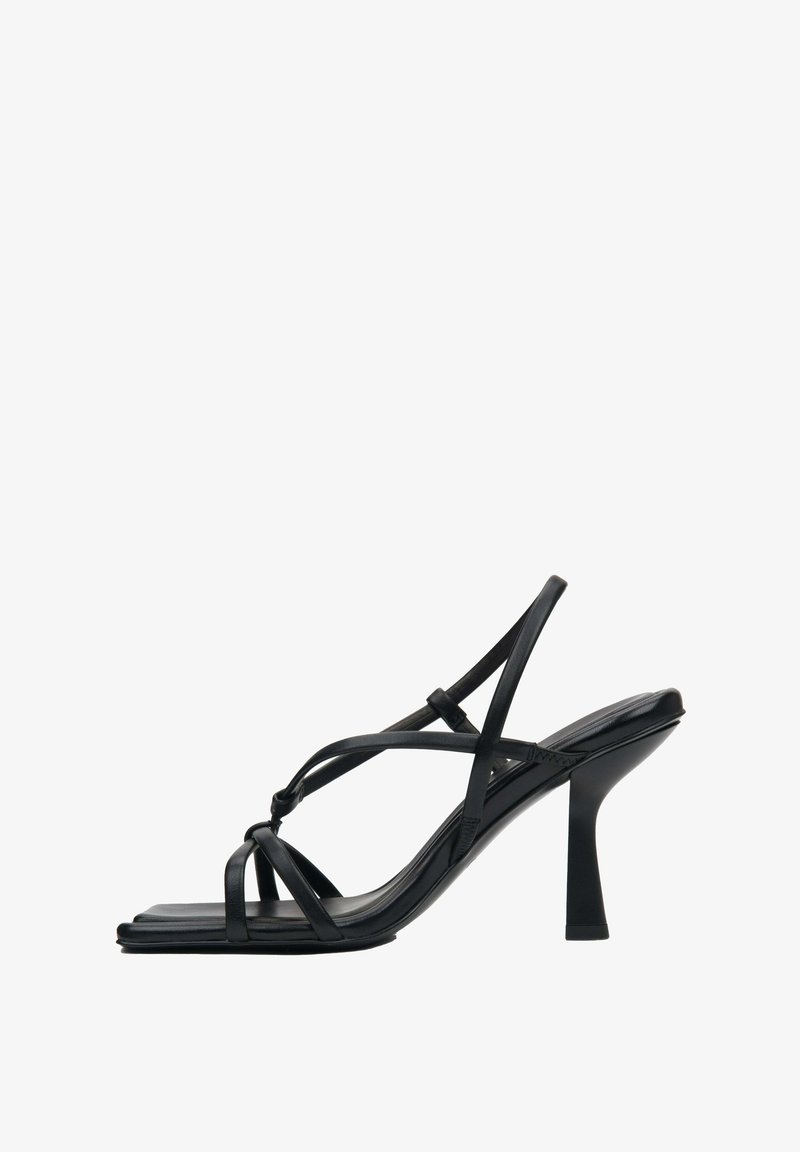 Czarne sandały na wysokim obcasie wykonane z gładkiej skóry, z cienkimi skrzyżowanymi paskami i kwadratowym noskiem, na stabilnym obcasie typu block.