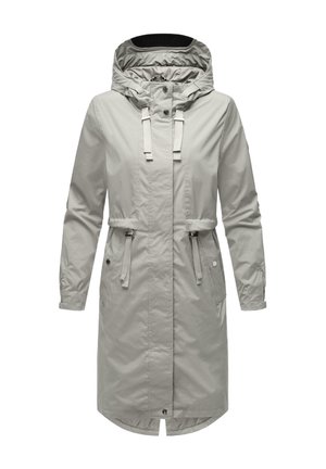 Cappotto impermeabile grigio chiaro con cappuccio, caratterizzato da vita stretta, bottoni frontali e tasche laterali. Texture liscia e design lineare.