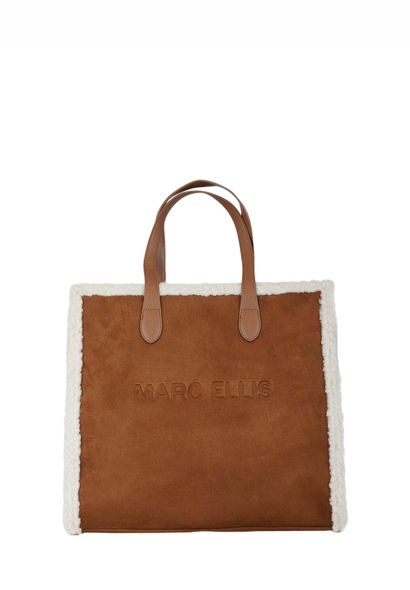 Borsa tote in camoscio marrone con bordo in pelliccia sintetica color crema, nome del marchio "MARC ELLIS" impresso sul davanti e due manici in pelle.