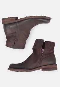 Stivaletti in pelle marrone con una texture liscia, cerniera laterale e tacco a blocco. Presenta una leggera variazione di colore.