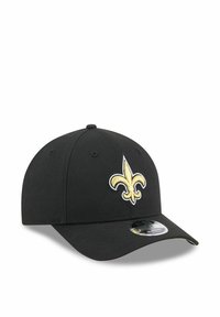 Schwarze Kappe aus Stoff mit einem gebogenen Schirm. Gibt ein auffälliges, gold- und weißgesticktes Fleur-de-Lis-Logo auf der Vorderseite.