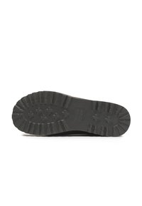 Semelle de chaussure en caoutchouc noir avec un motif de semelle texturé, comportant des rainures et des crêtes profondes pour une adhérence et une durabilité accrues.