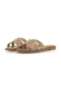 Sandali a scivolo in oro con punta aperta, suola piatta e soletta imbottita. Presentano un design intrecciato sulle cinghie, che mette in evidenza una trama liscia.