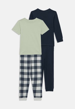 Deux ensembles de pyjamas : un haut à manches courtes vert clair, un haut à manches longues bleu marine et un pantalon à carreaux bleu marine et gris avec des poignets et une taille élastiques.