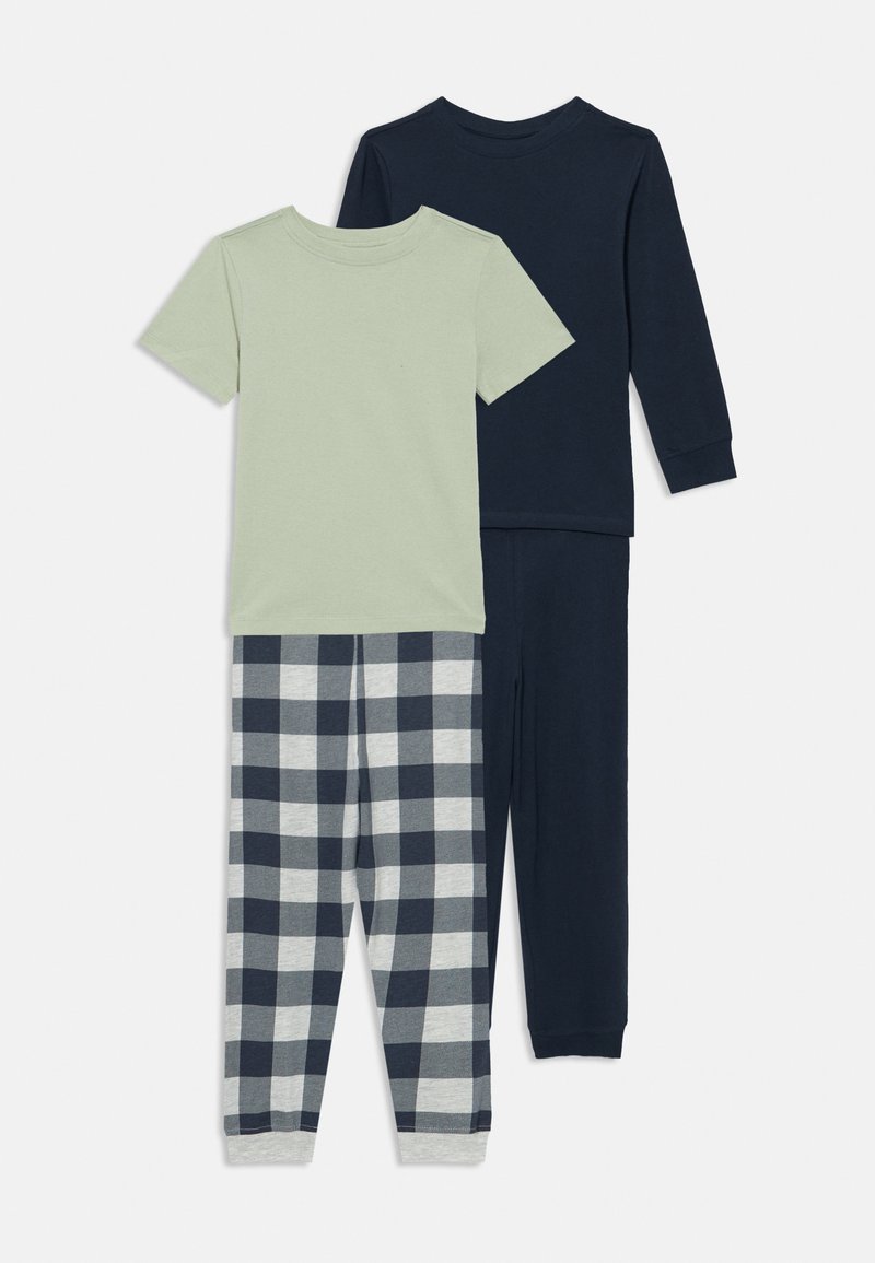 Twee sets slaapshirts: lichtgroene korte mouwen top, marineblauwe lange mouwen top, en marineblauw-grijze geblokte broek met elastische boorden en taille.