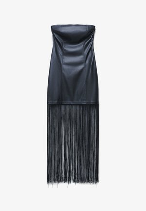 Robe mini en cuir noir sans bretelles avec un corsage ajusté et de longues franges noires pendantes au bas, sur fond blanc.