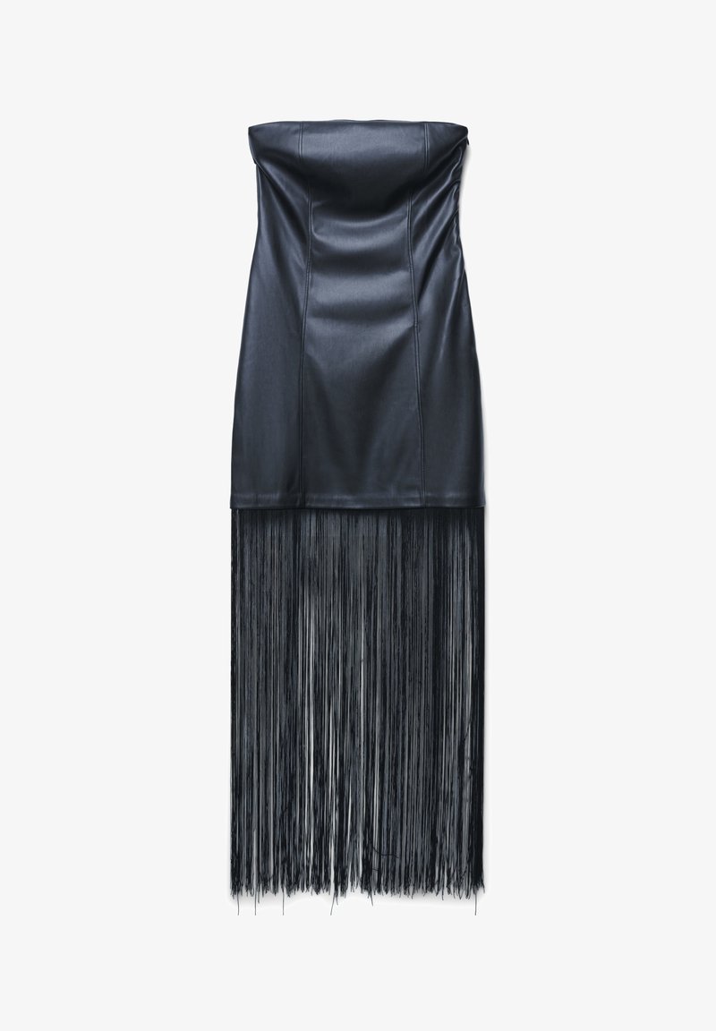 Schwarzes, trägerloses Leder-Minikleid mit tailliertem Oberteil und langen schwarzen Fransen, die vom Saum hängen, auf einem weißen Hintergrund.