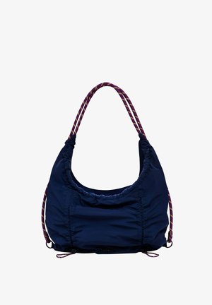 Borsa a mano in nylon blu navy con design arricciato e manici intrecciati in viola e giallo. Presenta una superficie texturizzata e una chiusura con cordino regolabile.
