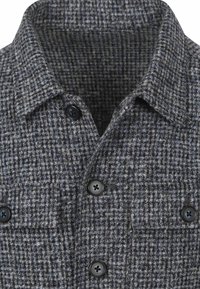 Grijs- en marineblauw geruit flanellen overhemd met een omgeslagen kraag, voorzien van zwarte knopen en twee borstzakken. Gevlochten, gestructureerde stof.