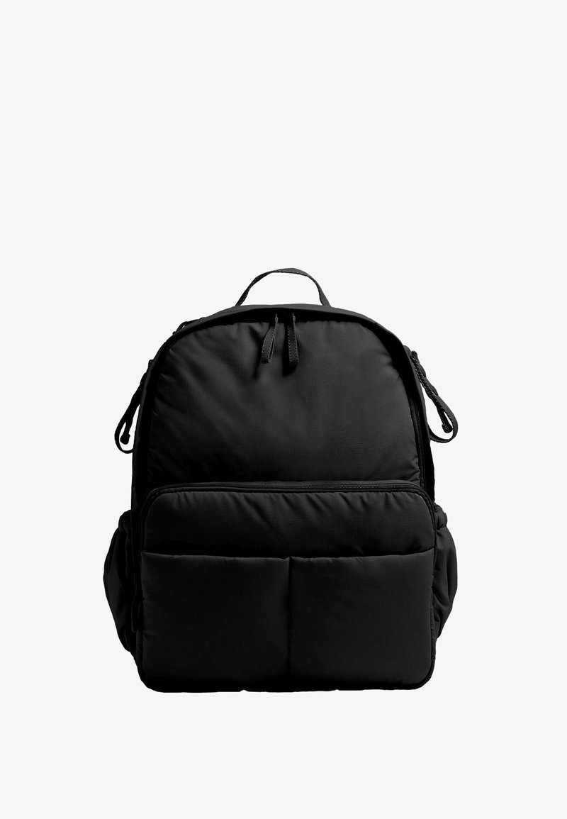 Musta reppu, jossa on pehmustettu muotoilu, kaksi etupuolen vetoketjullista taskua, säädettävät hihnat ja yläkahva. Valmistettu kestävästä kankaasta.