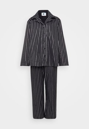 Conjunto de pijama de duas peças em riscas pretas e brancas, com um top abotoado de gola e calças largas de perna larga com um ajuste descontraído.