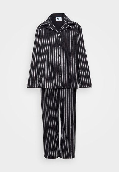Čierno-biele pruhované dvojdielne pyžamo obsahujúce košeľovú blúzku s golierom a široké nohavice s voľným strihom.