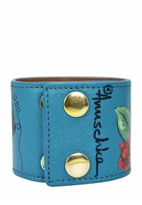 Turquoise leren manchetarmband met gouden drukknoopsluitingen, bloemmotief en zwarte opdruk. Gladde textuur met een gepolijste afwerking.